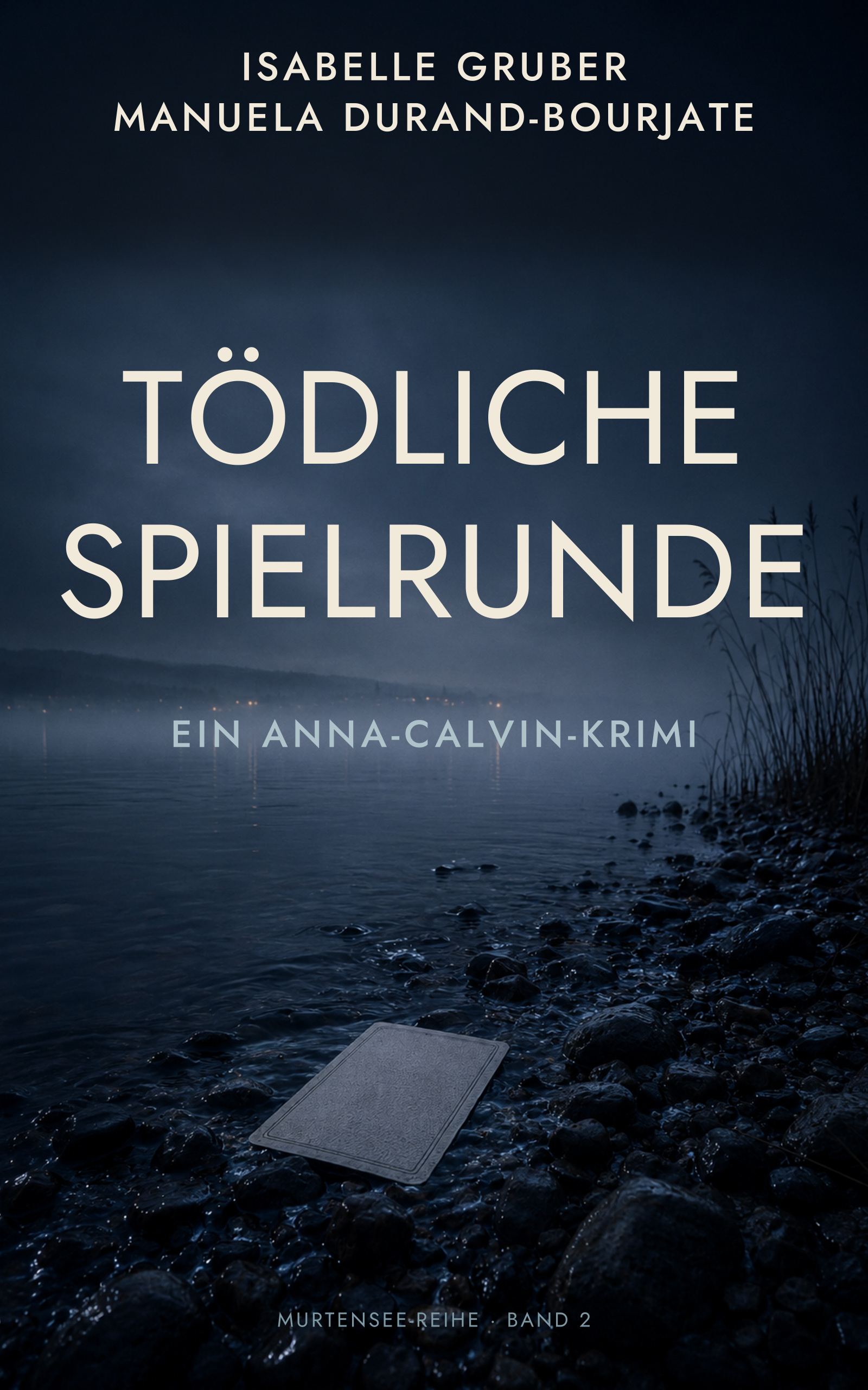 Eine einzelne Spielkarte liegt verdeckt auf nassen Steinen am dunklen Seeufer.